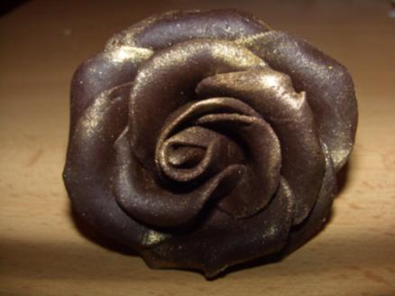 Čokoládová růže pozlacená prachovou barvou